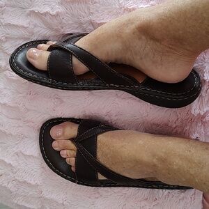 BORN BROWN LEATHER SANDALS. SIZE 10.